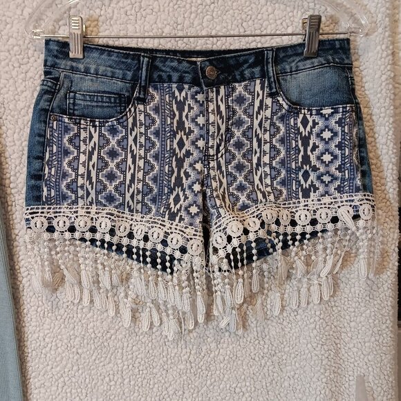 L.E.I. Ashley Low Rise Junior Size 9 Lace Fringe Shorts & Shein Medium Crop Top - Picture 3 of 16